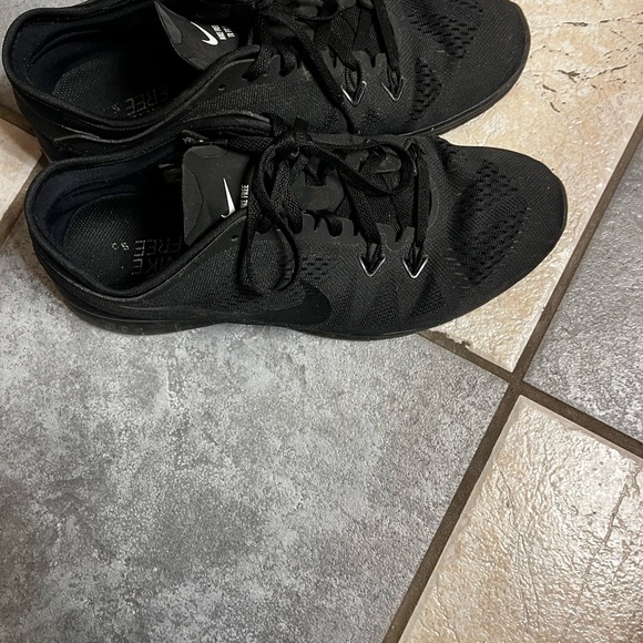 Black Nike - Picture 2 of 4